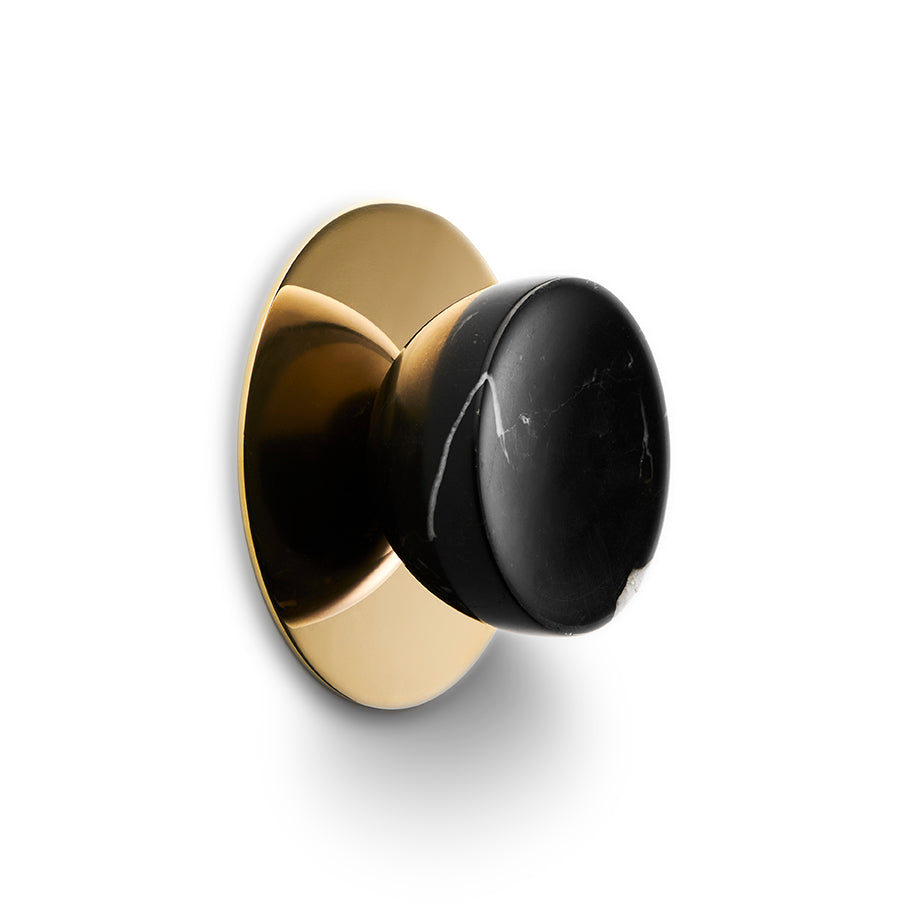Her ses den sorte marmor knop monteret med en rund messing bagplade, som kan tilkøbes.