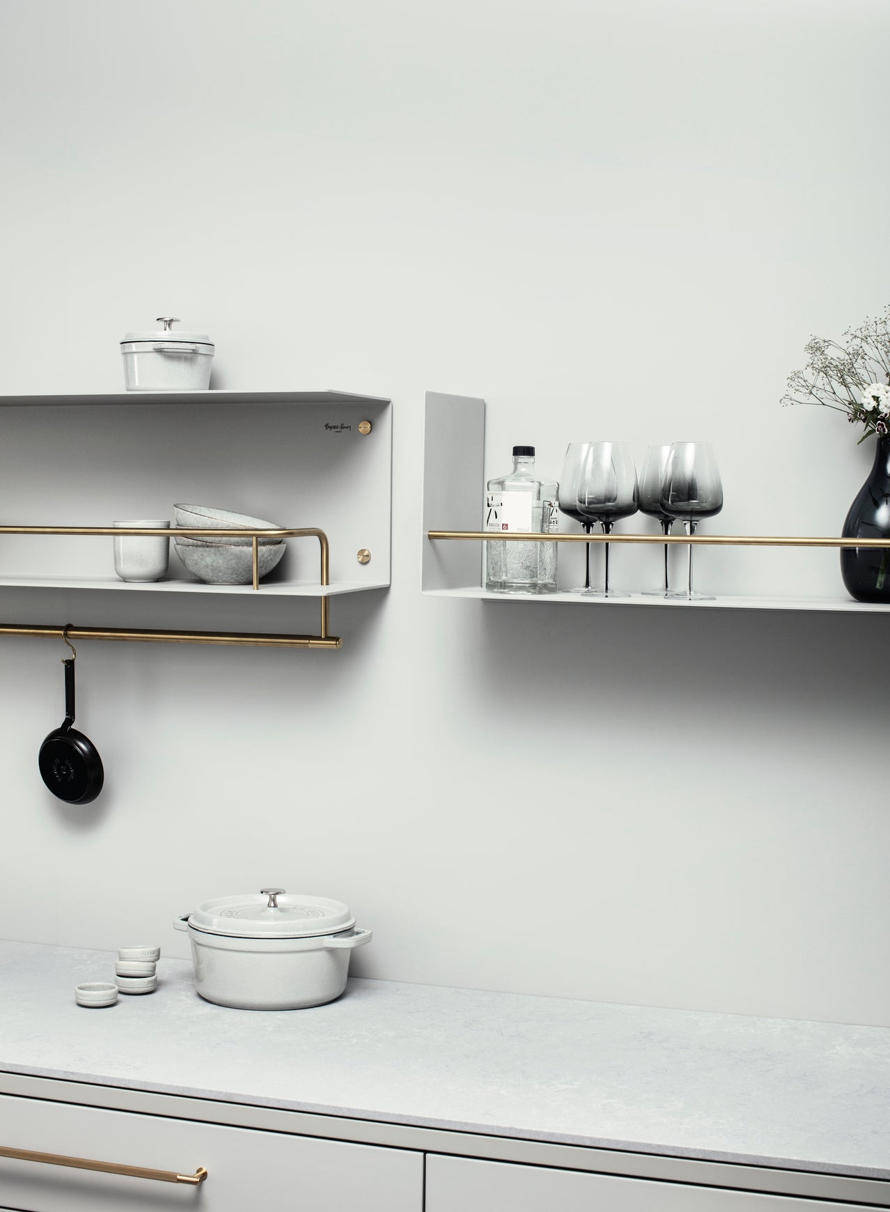 Grå hylde til køkkenet med råt design og eksklusive detaljer i messing. Her ses hylden monteret i et køkken med matchende produkter fra Buster + Punch.