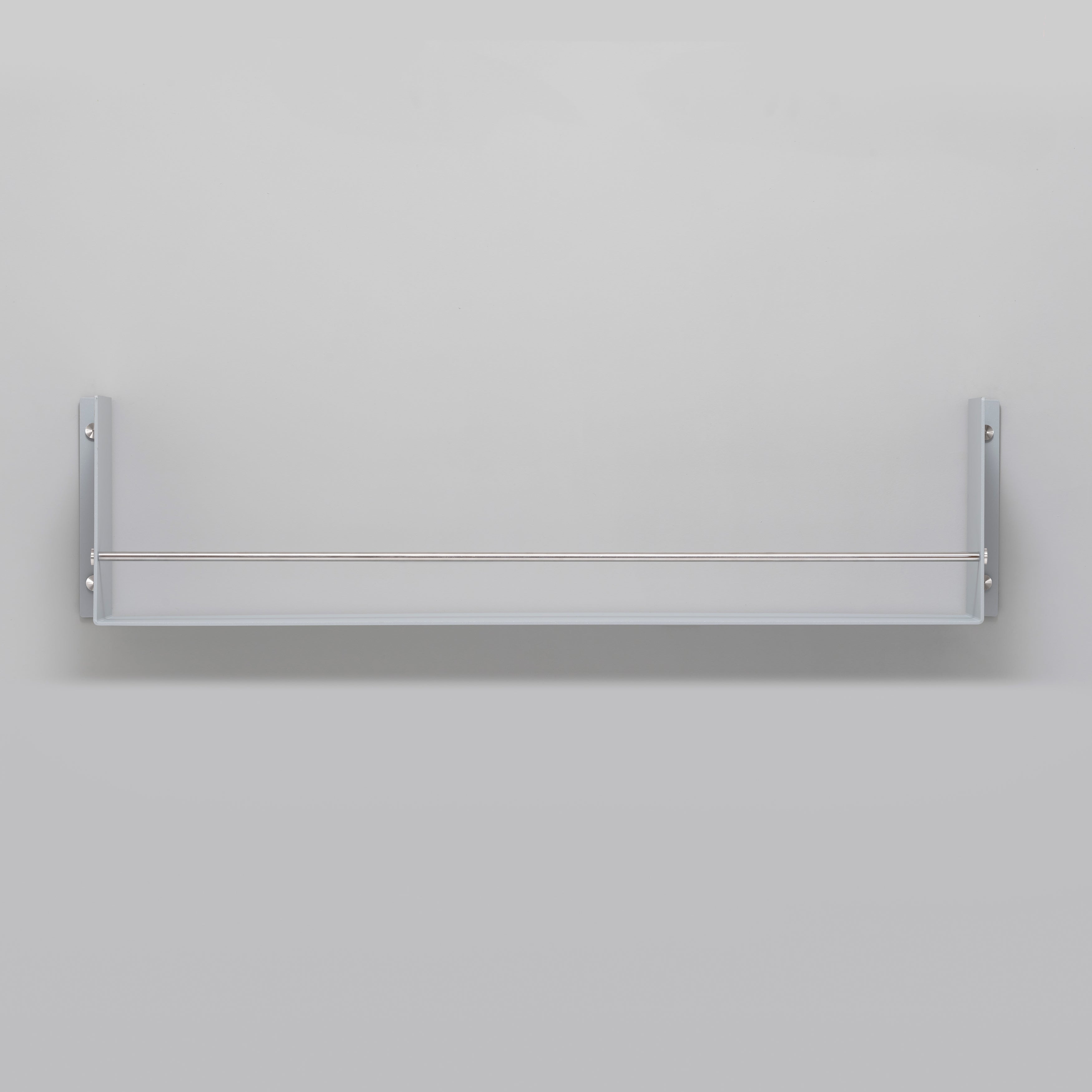 Hylde i grå med et råt og eksklusivt design med detaljer i rustfri stål.