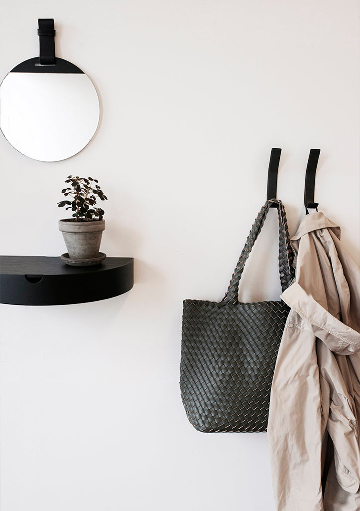 Hylde med skuffe i sortbejdset egetræ. Kan bl.a. anvendes som sengebord.