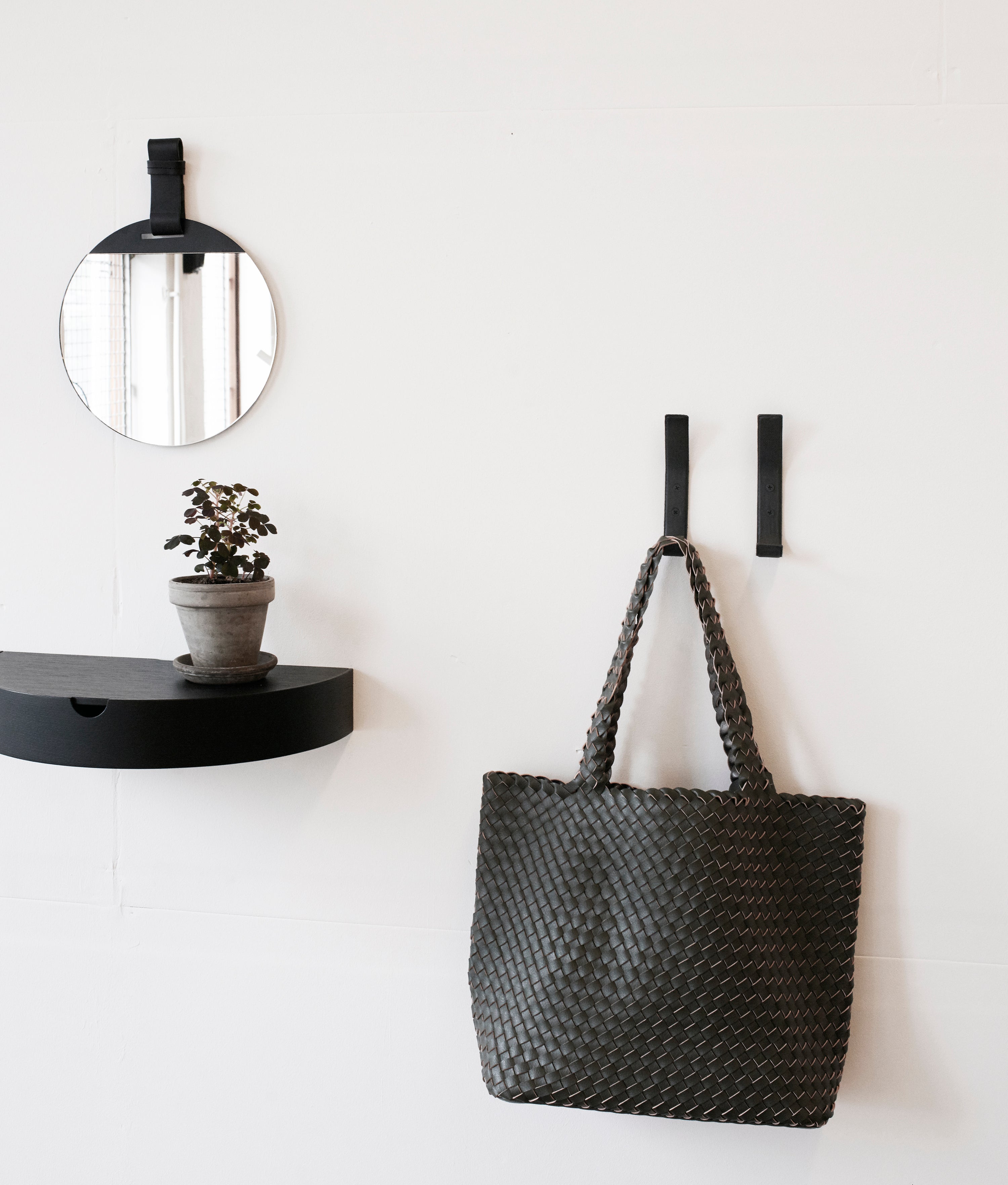 Hylde med skuffe i sortbejdset egetræ. Kan bl.a. anvendes som sengebord.