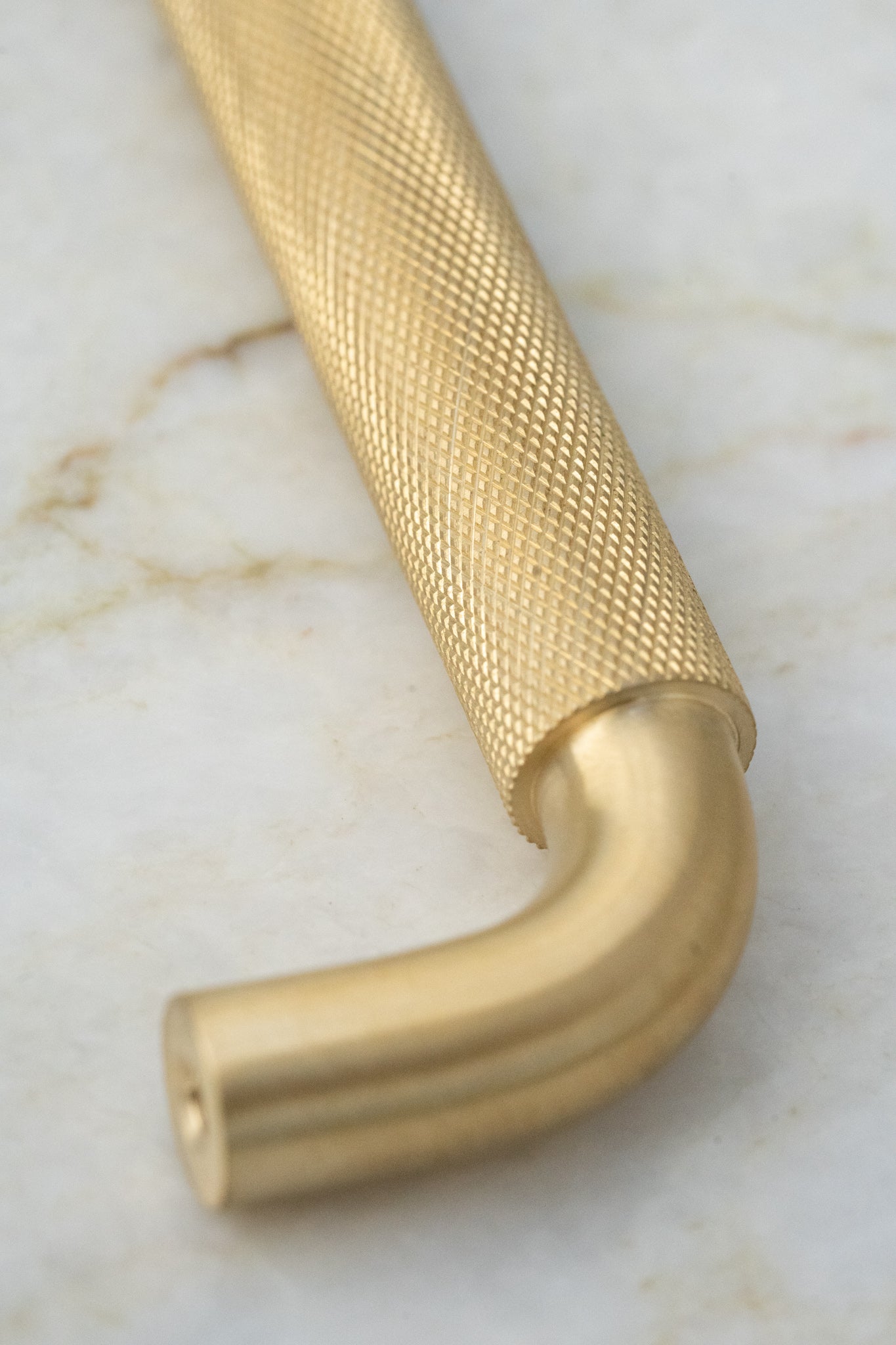 Holmen • Køkkengreb med diamond cut, messing med lak