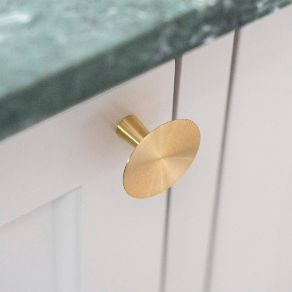 København møbelknop, Ø 55 mm, børstet messing med lak • Chr. Jørgensen