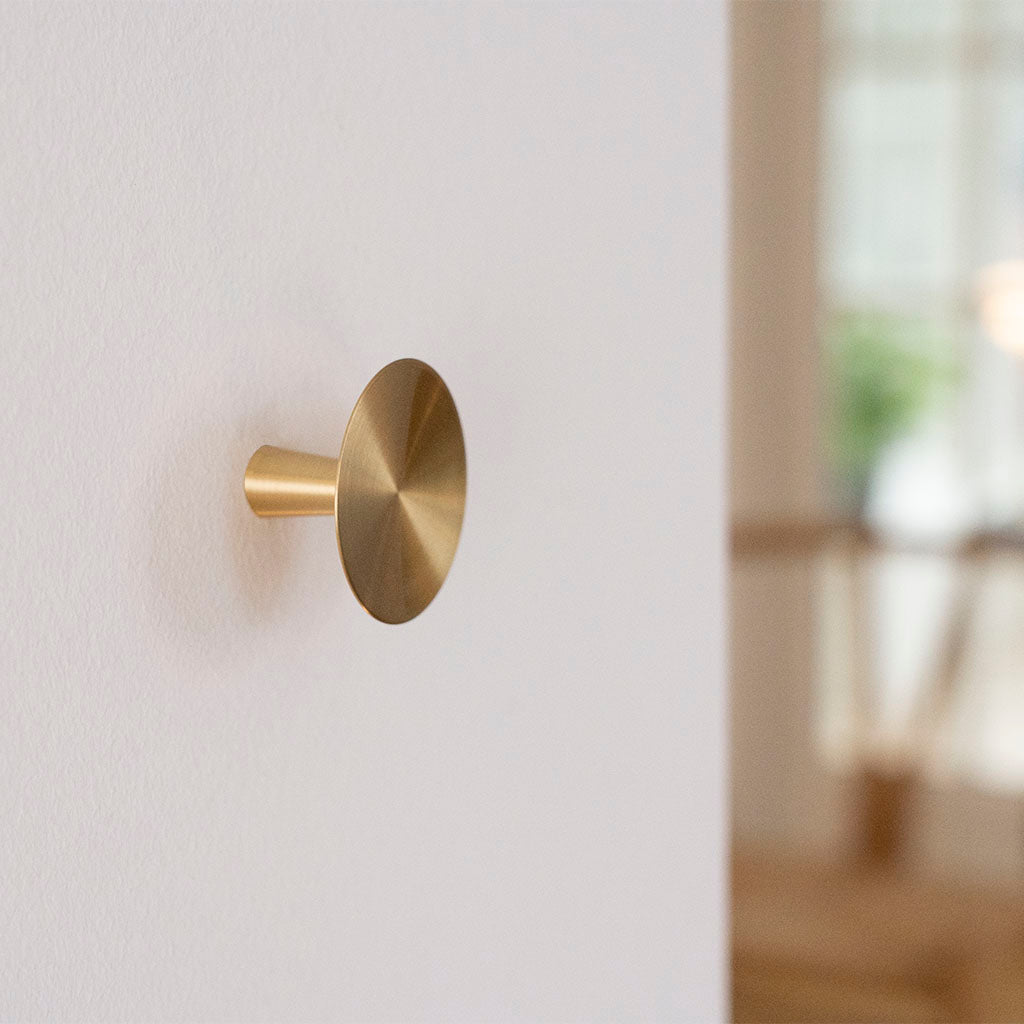 København møbelknop, Ø 55 mm, børstet messing med lak • Chr. Jørgensen