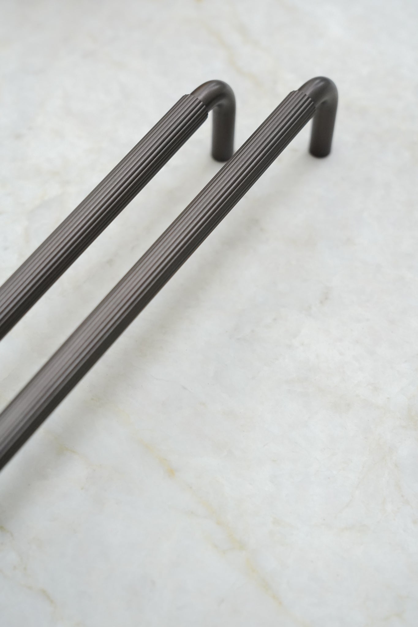 Bruneret køkkengreb med linjeret design