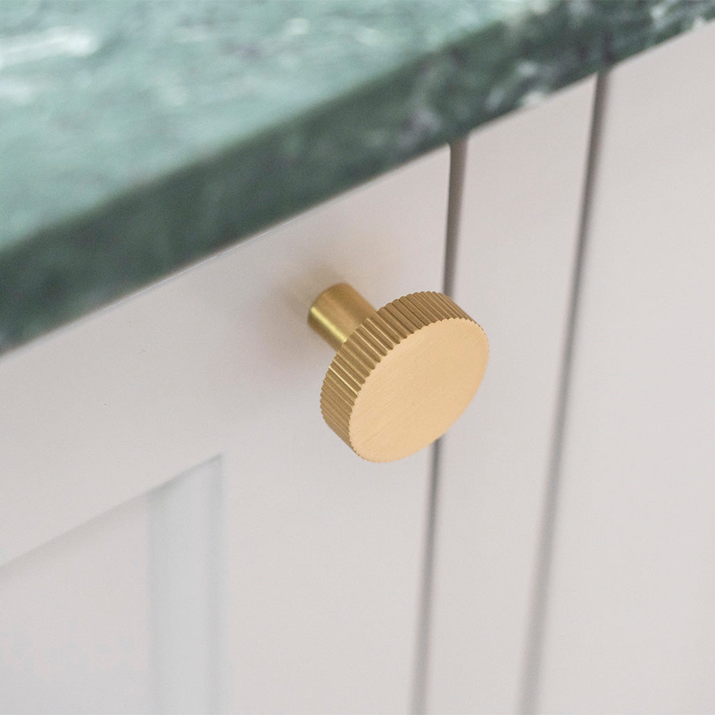 Langelinie - Möbelknopf aus gebürstetem, massivem Messing mit Lackierung