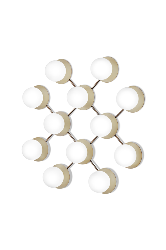 Væg-eller loftlampe med lampeskærme af opalglas og gylden fatning og stel, på hvid baggrund