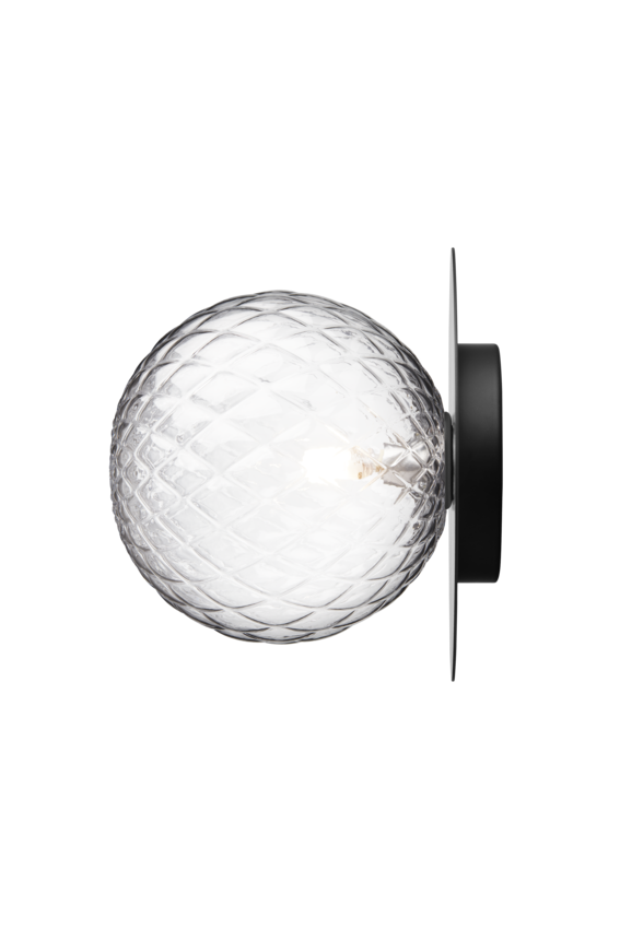 Væg-eller loftlampe med lampeskærm af klart optikglas og sort fatning, på hvid baggrund