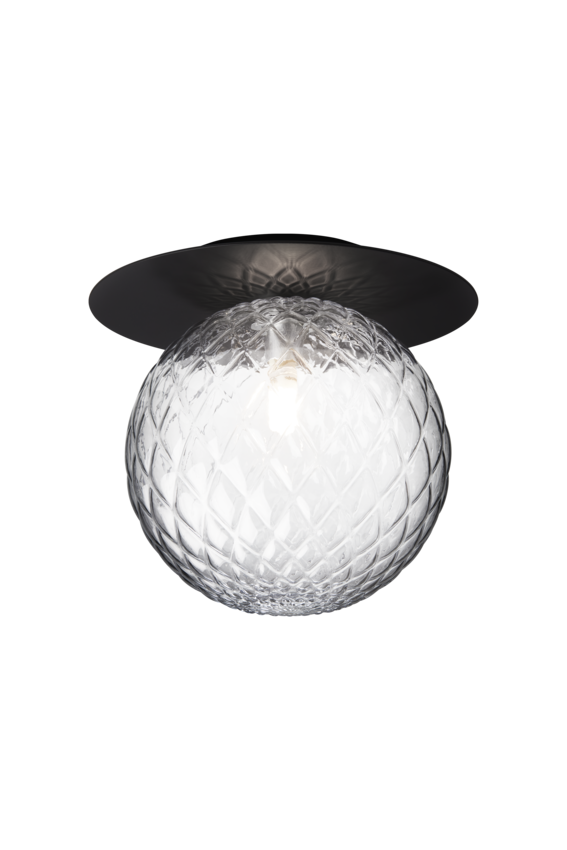 Væg-eller loftlampe med lampeskærm af klart optikglas og sort fatning, på hvid baggrund