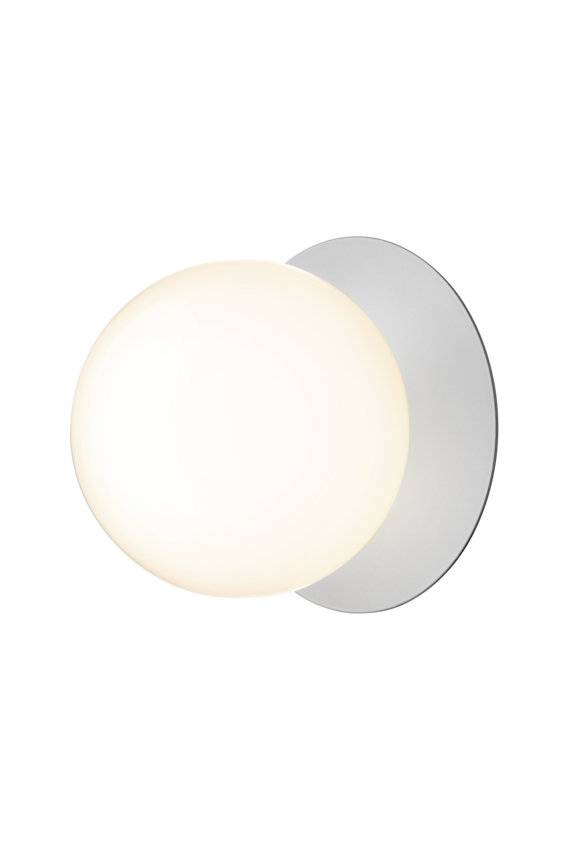 Væg-eller loftlampe med lampeskærm af opalglas og sølvfarvet fatning, på hvid baggrund