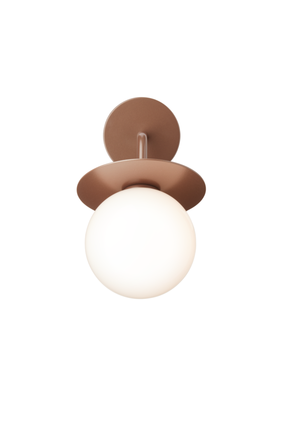 Væglampe med rund skærm af opalglas og bronzefarvet stel, på hvid baggrund