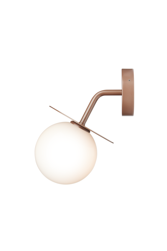 Væglampe med rund skærm af opalglas og bronzefarvet stel, på hvid baggrund