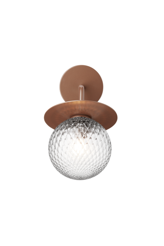 Væglampe med rund skærm af klart optikglas og bronzefarvet stel, på hvid baggrund