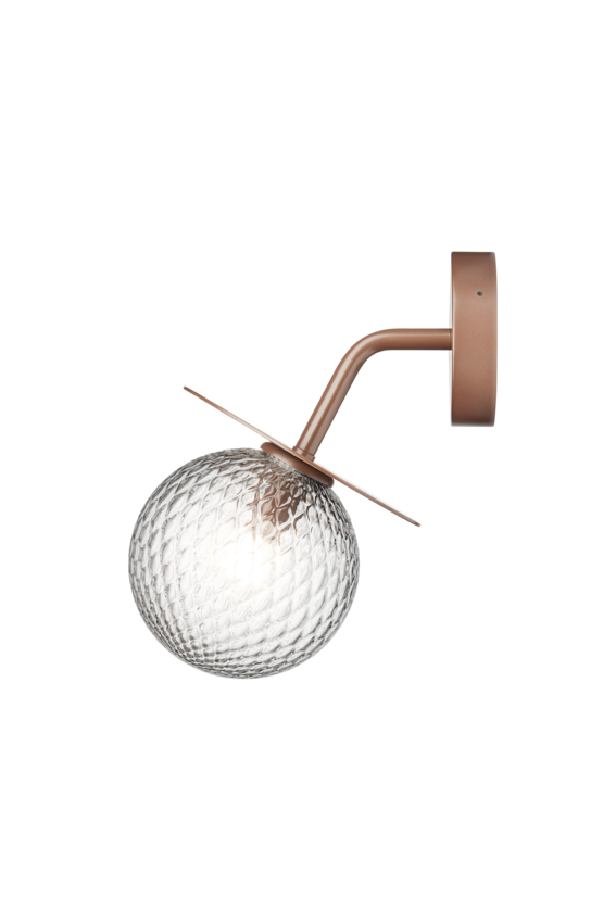 Væglampe med rund skærm af klart optikglas og bronzefarvet stel, på hvid baggrund