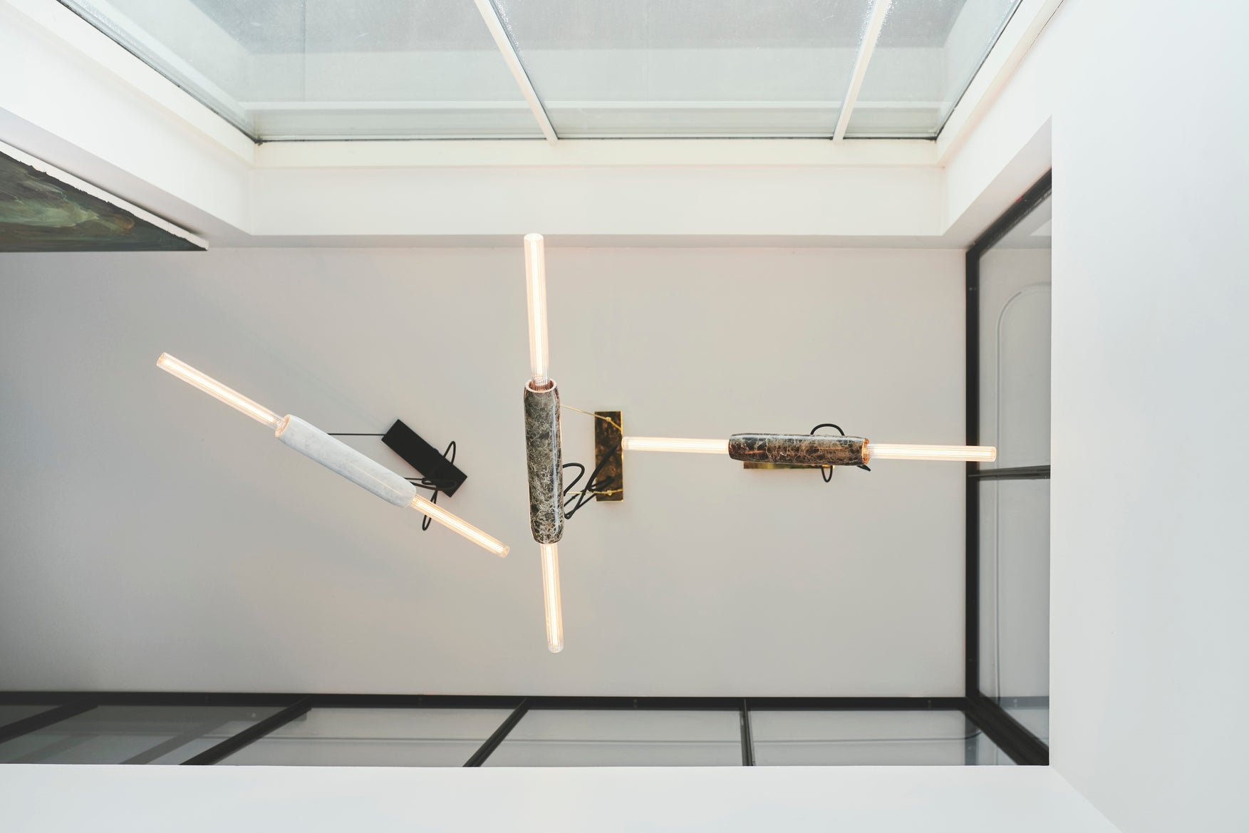 3 runde aflange lamper i marmor som midterstykke og en aflang pære i hver ende.