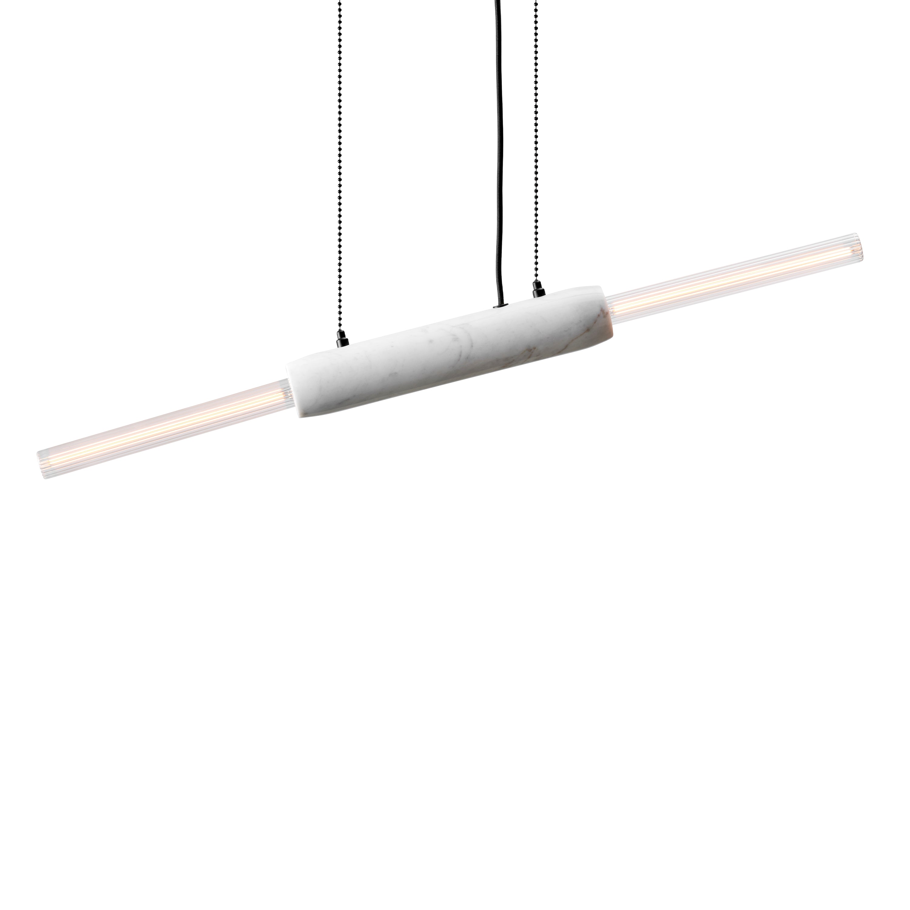 Rund aflang lampe med hvid marmor som midterstykke og en aflang pære i hver ende.