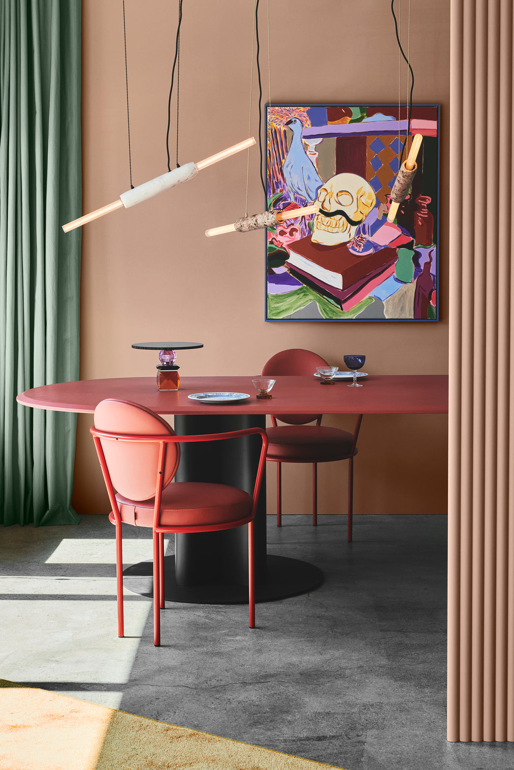 Rund aflang lampe med hvid marmor som midterstykke og en aflang pære i hver ende.