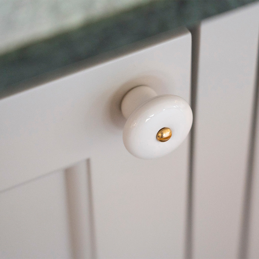 Lyngby - Klassischer Porzellanknauf in Weiß mit Messingschraube