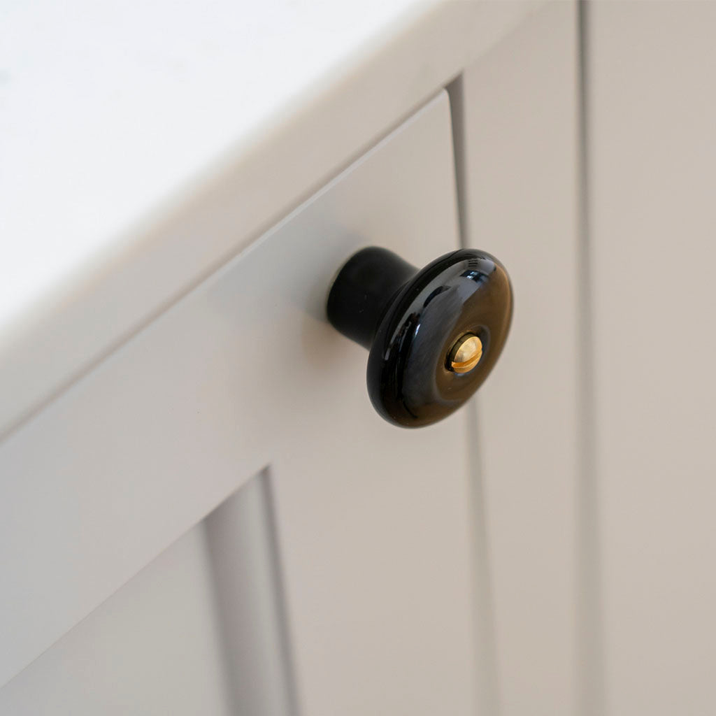 Knop: Lyngby • Klassisk porcelænsknop i sort med messingskrue