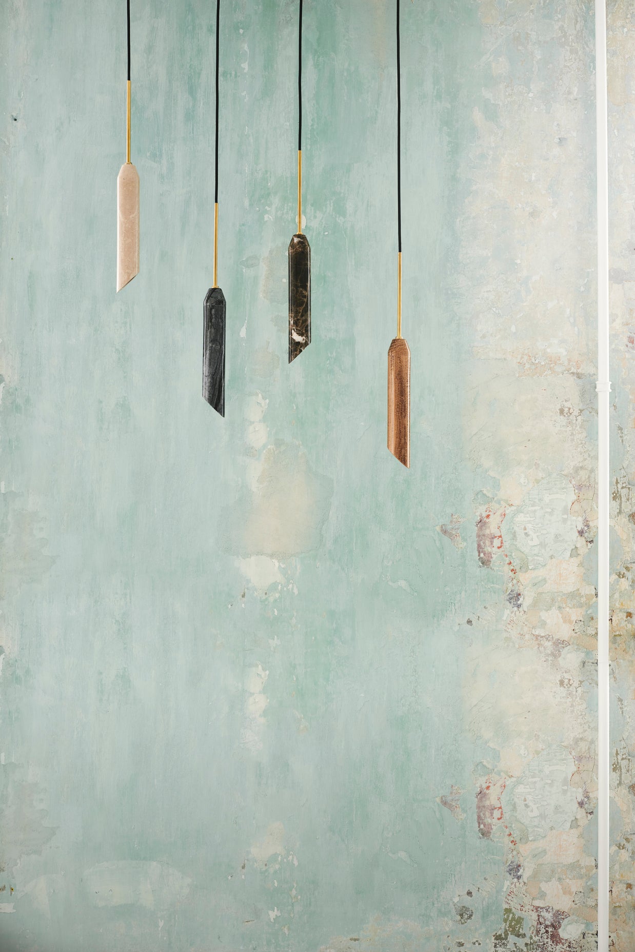 Fire pendler cylinderformede pendler i marmor.