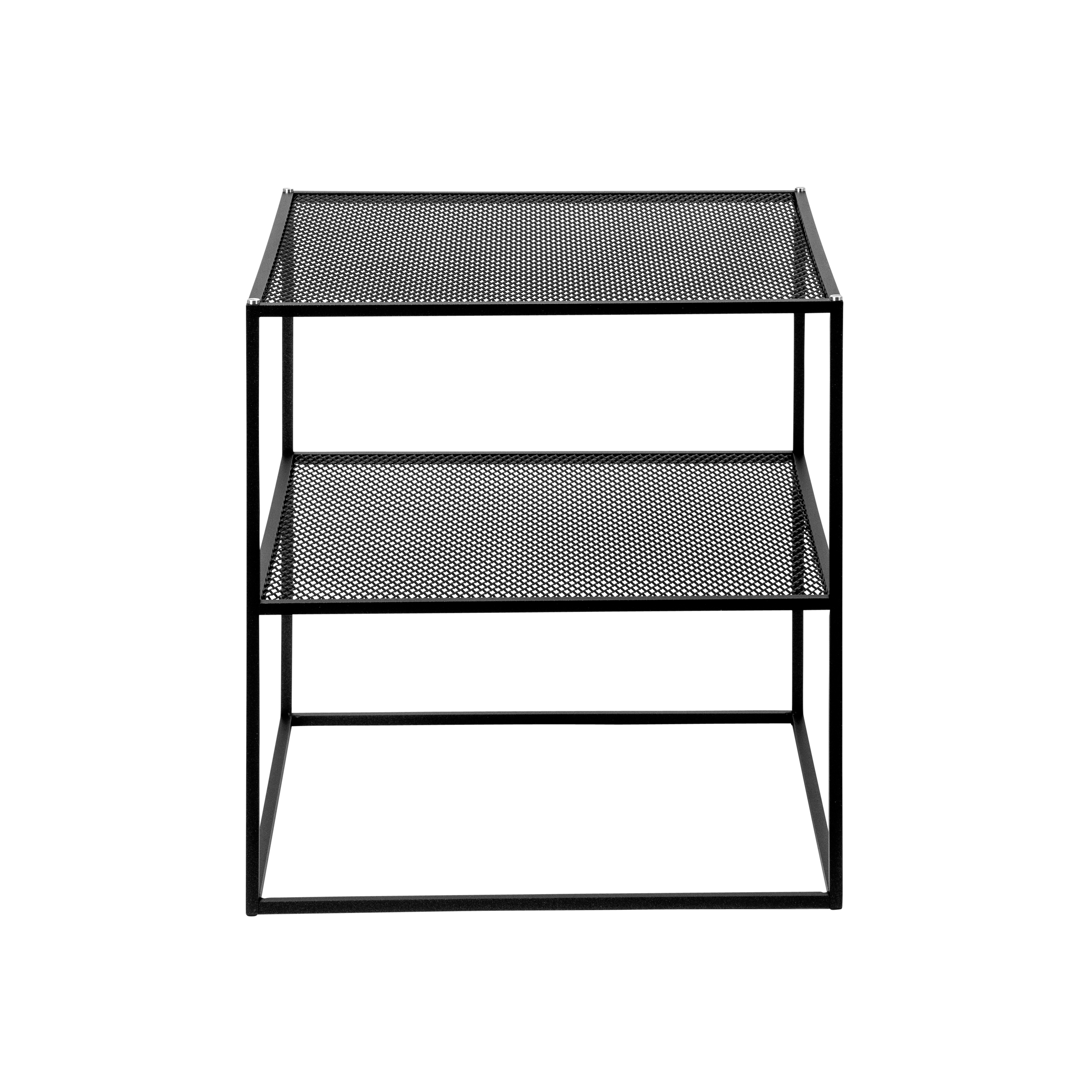 Firkantet sidebord med bordplade og hylde i hullet design. Bordet har også små detaljer i stål eller messing.