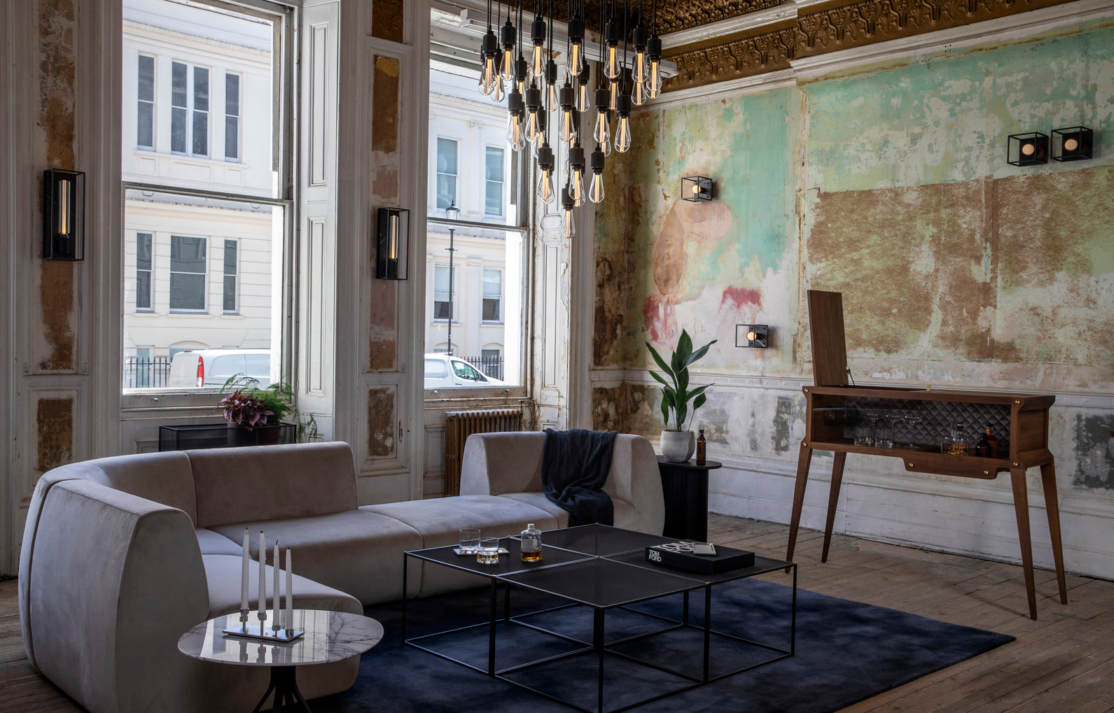 Firkantet sort sofabord med bordplade i meshed/hullet mønster. Vælg mellem detaljer/skruer i messing eller stål (medfølger).