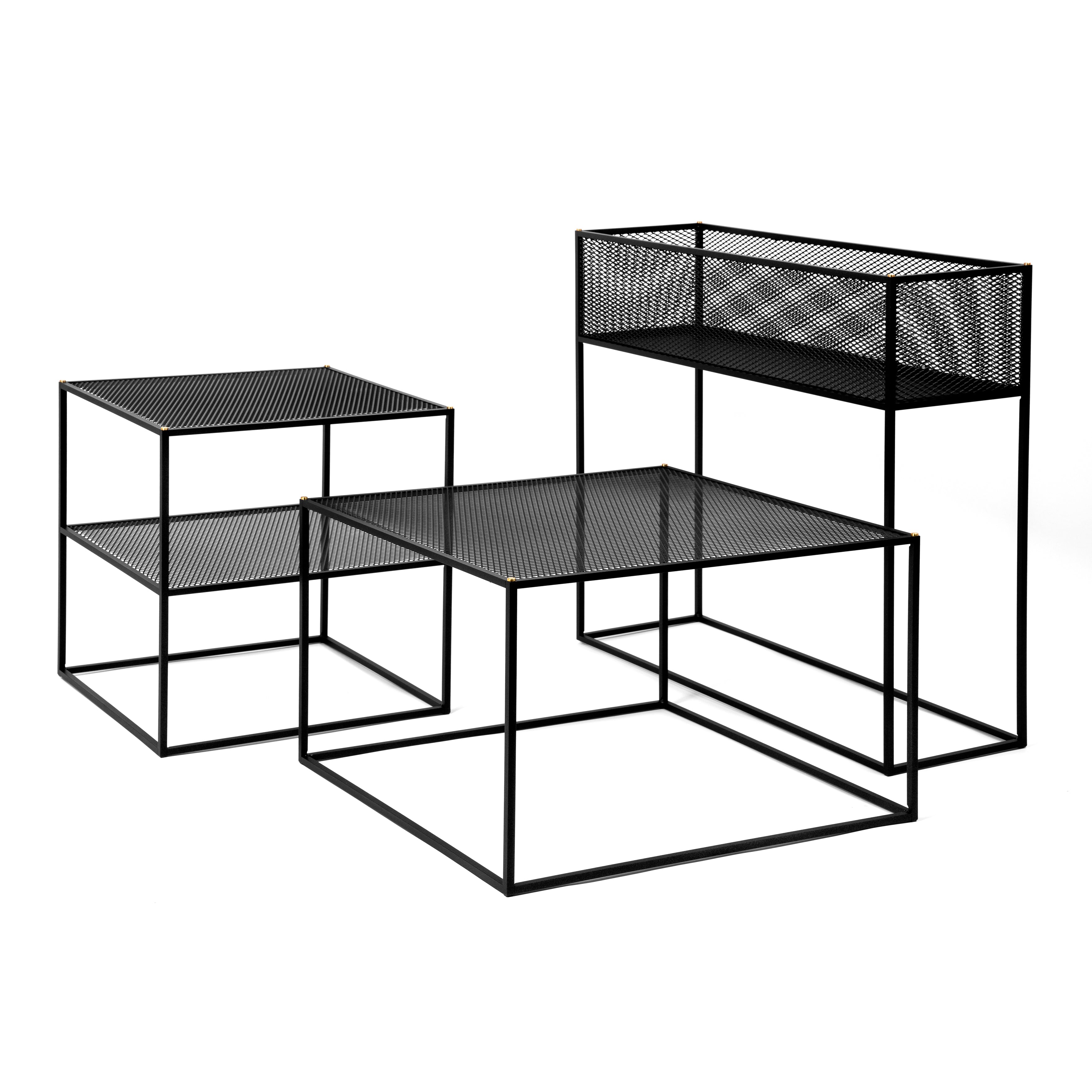 Firkantet sort sofabord med bordplade i meshed/hullet mønster. Vælg mellem detaljer/skruer i messing eller stål (medfølger).