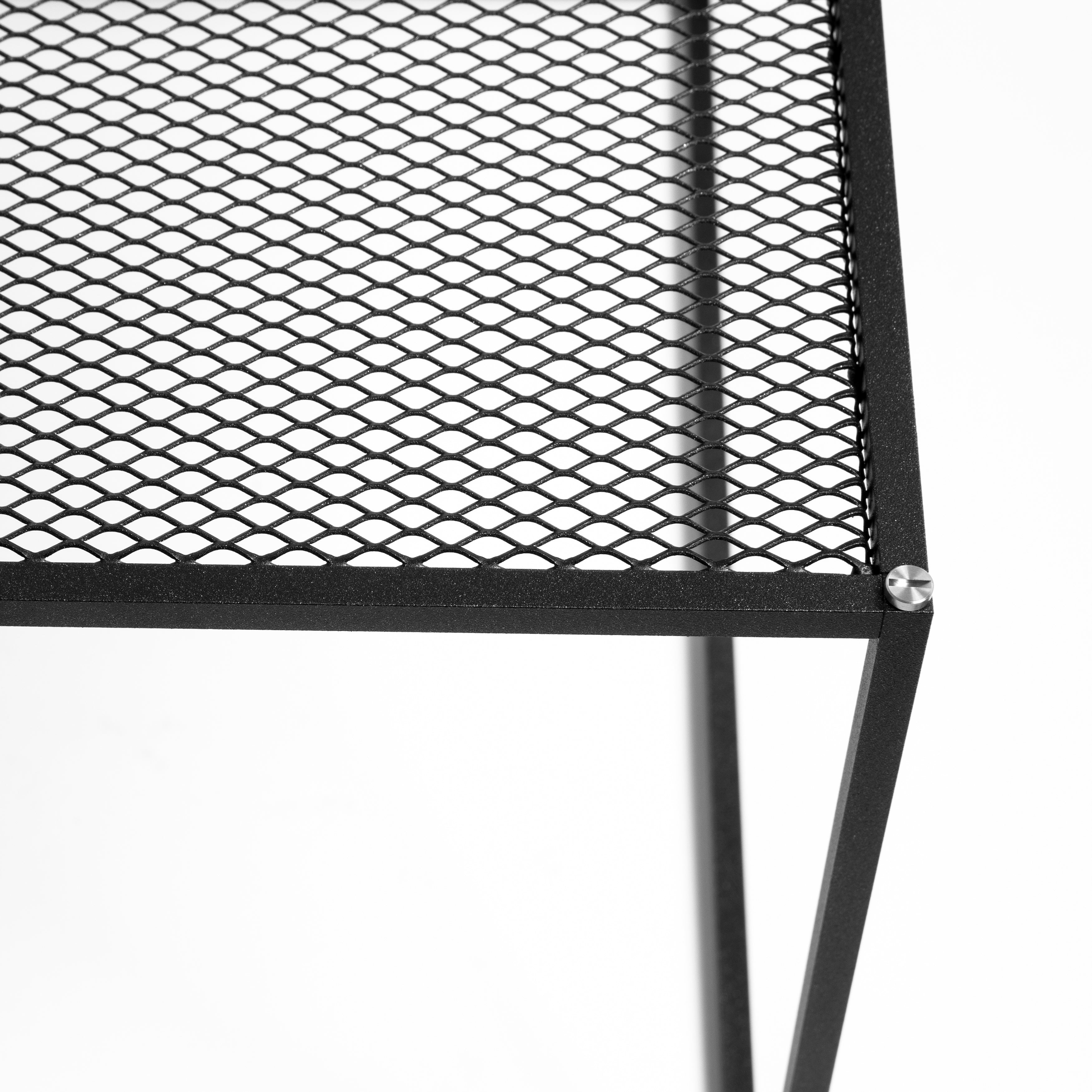 Firkantet sort sofabord med bordplade i meshed/hullet mønster. Vælg mellem detaljer/skruer i messing eller stål (medfølger).