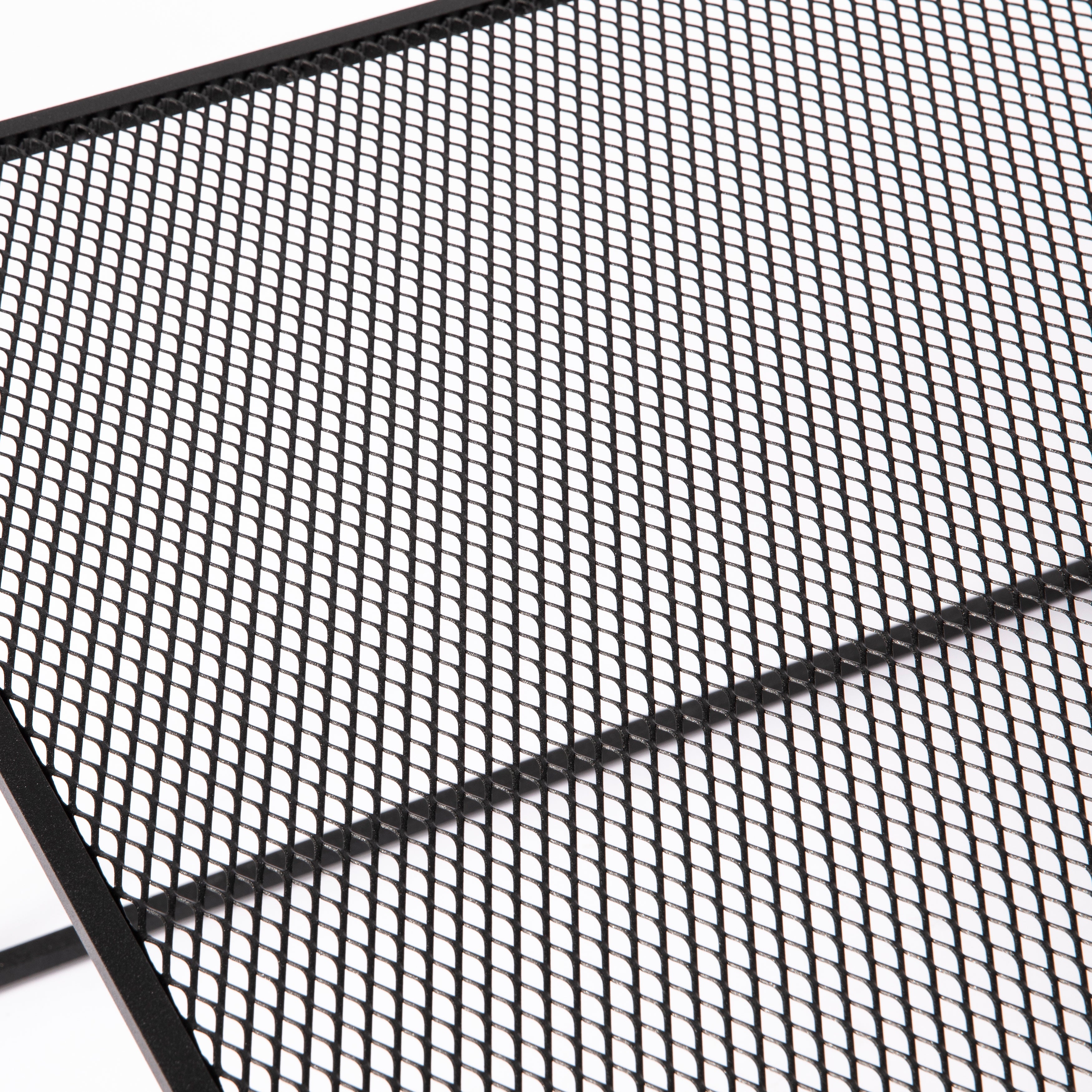 Firkantet sort sofabord med bordplade i meshed/hullet mønster. Vælg mellem detaljer/skruer i messing eller stål (medfølger).