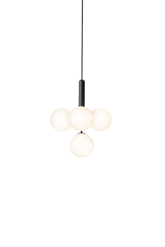 Pendel bestående af fire runde glasskærme af opalglas samt mørkegrå fatning, på hvid baggrund