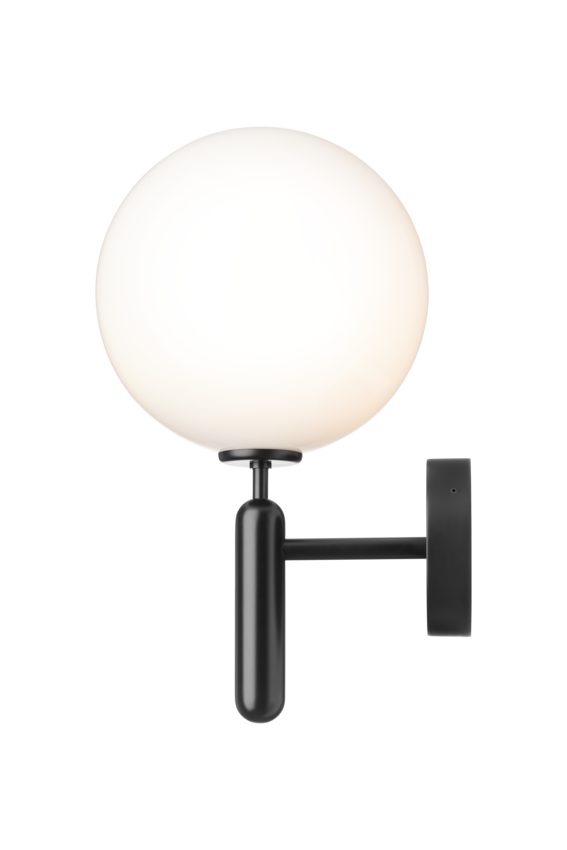 Væglampe med rund skærm af opalglas og sort stel, på hvid baggrund