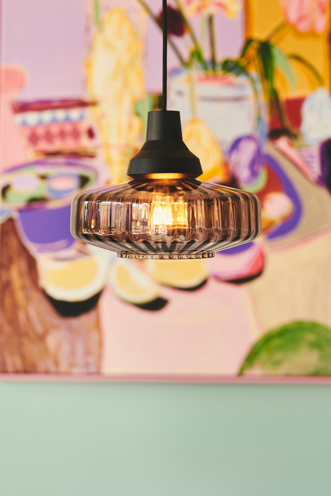 Pendel loftlampe fra Design by Us i bølget smoked glas med sort fatning og ledning.