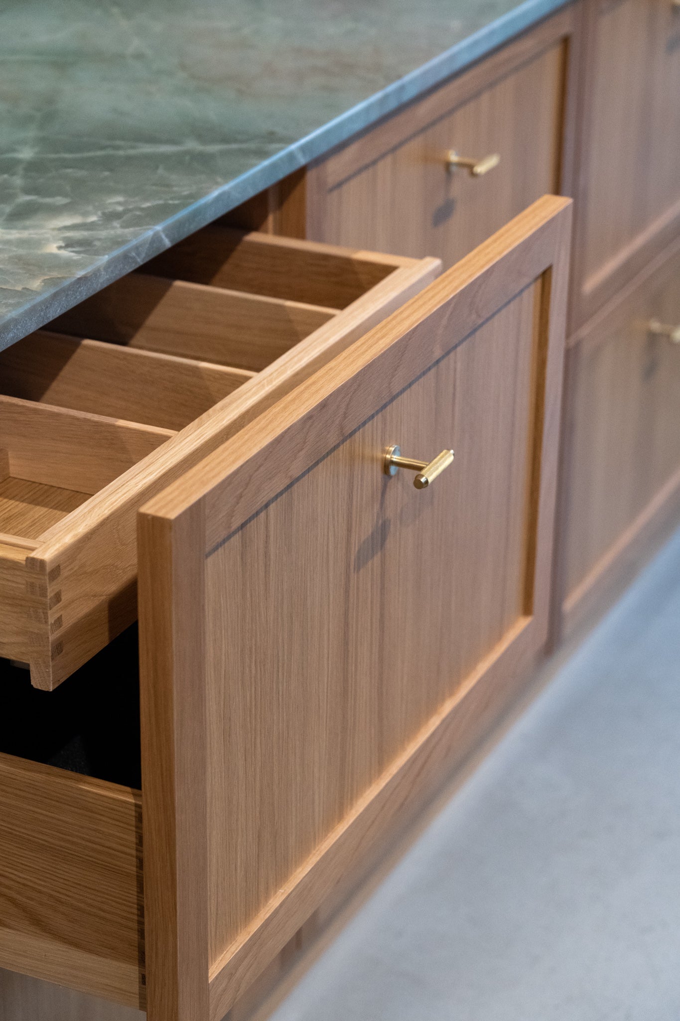 Nørrebro • Møbelknop T-bar med diamond cut, børstet messing med lak