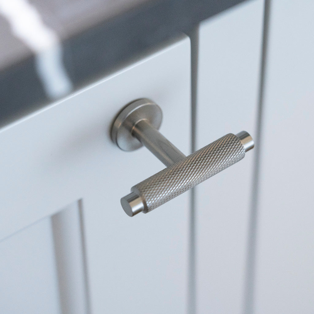 Nørrebro • Møbelknop T-bar med diamond cut, rustfrit stål look