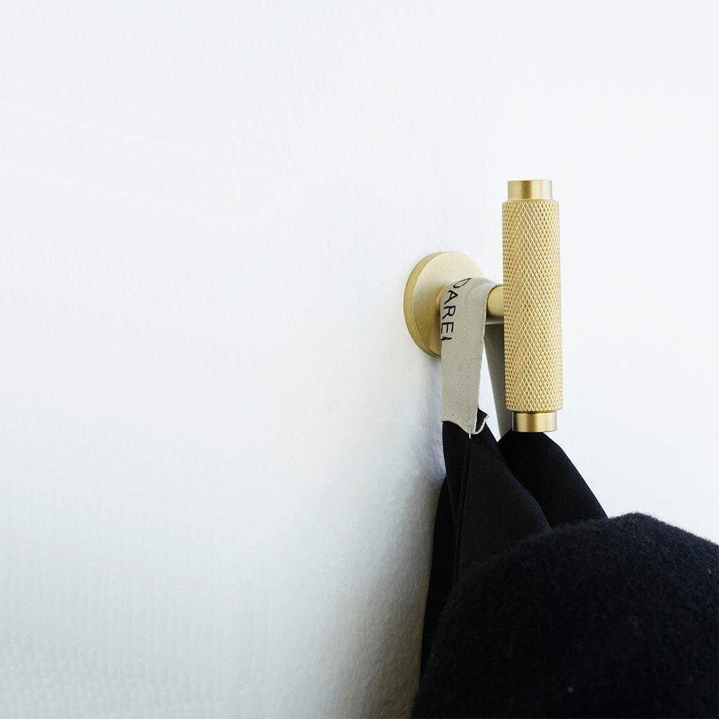 Nørrebro • Møbelknop T-bar med diamond cut, børstet messing med lak