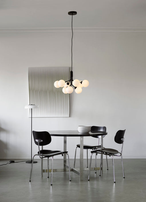 Apiales 9 lysekrone, satin black / opal • NUURA