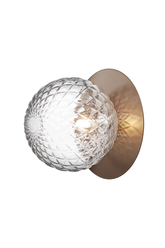 Væg-eller loftlampe med lampeskærm af klart optikglas og gylden fatning, på hvid baggrund