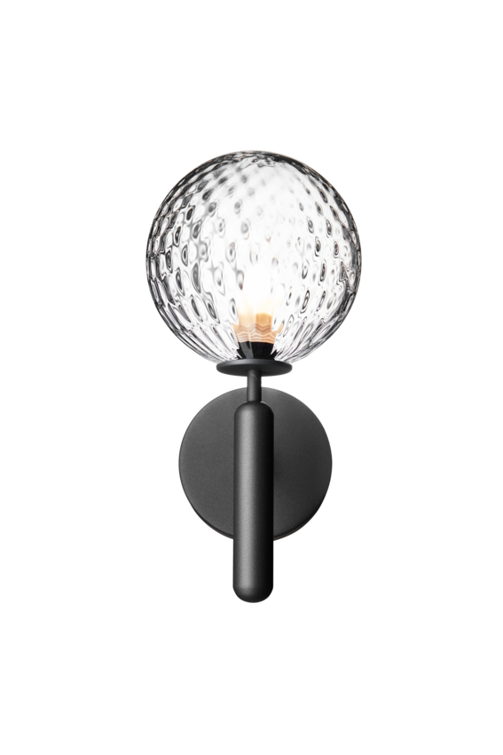 Væglampe med rund skærm af klart optikglas og mørkegråt stel, på hvid baggrund