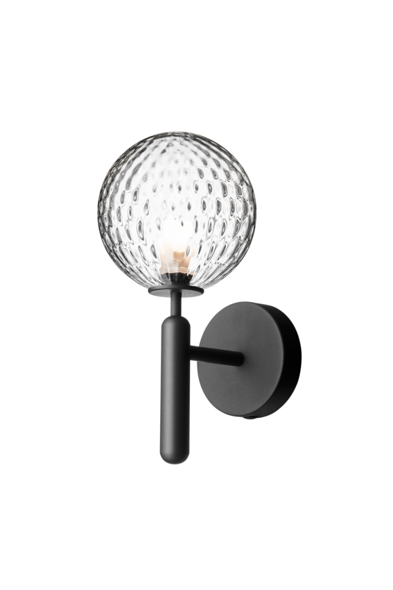 Væglampe med rund skærm af klart optikglas og mørkegråt stel, på hvid baggrund