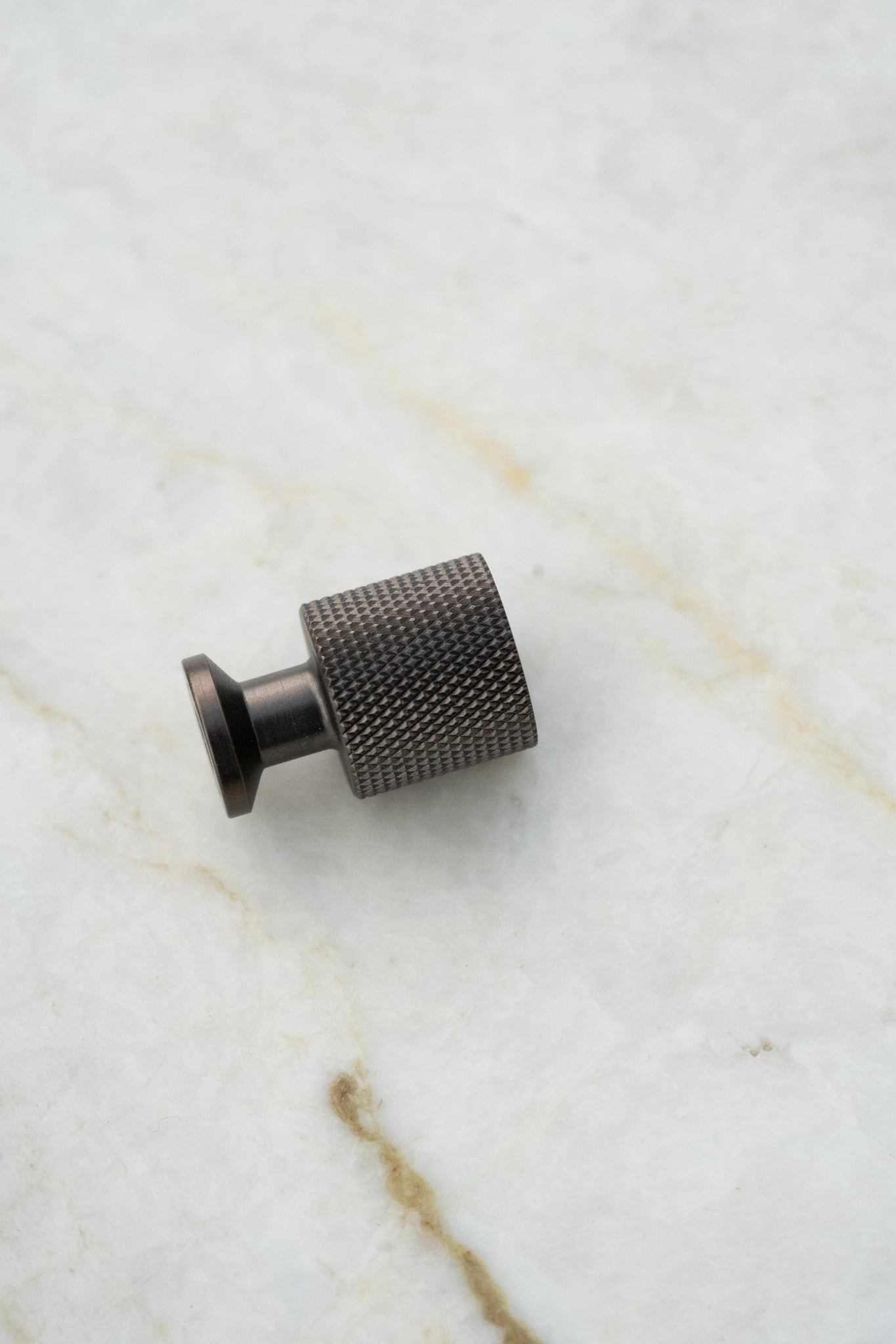 Nyboder møbelknop med diamond cut, 25 mm, bruneret messing • Chr. Jørgensen