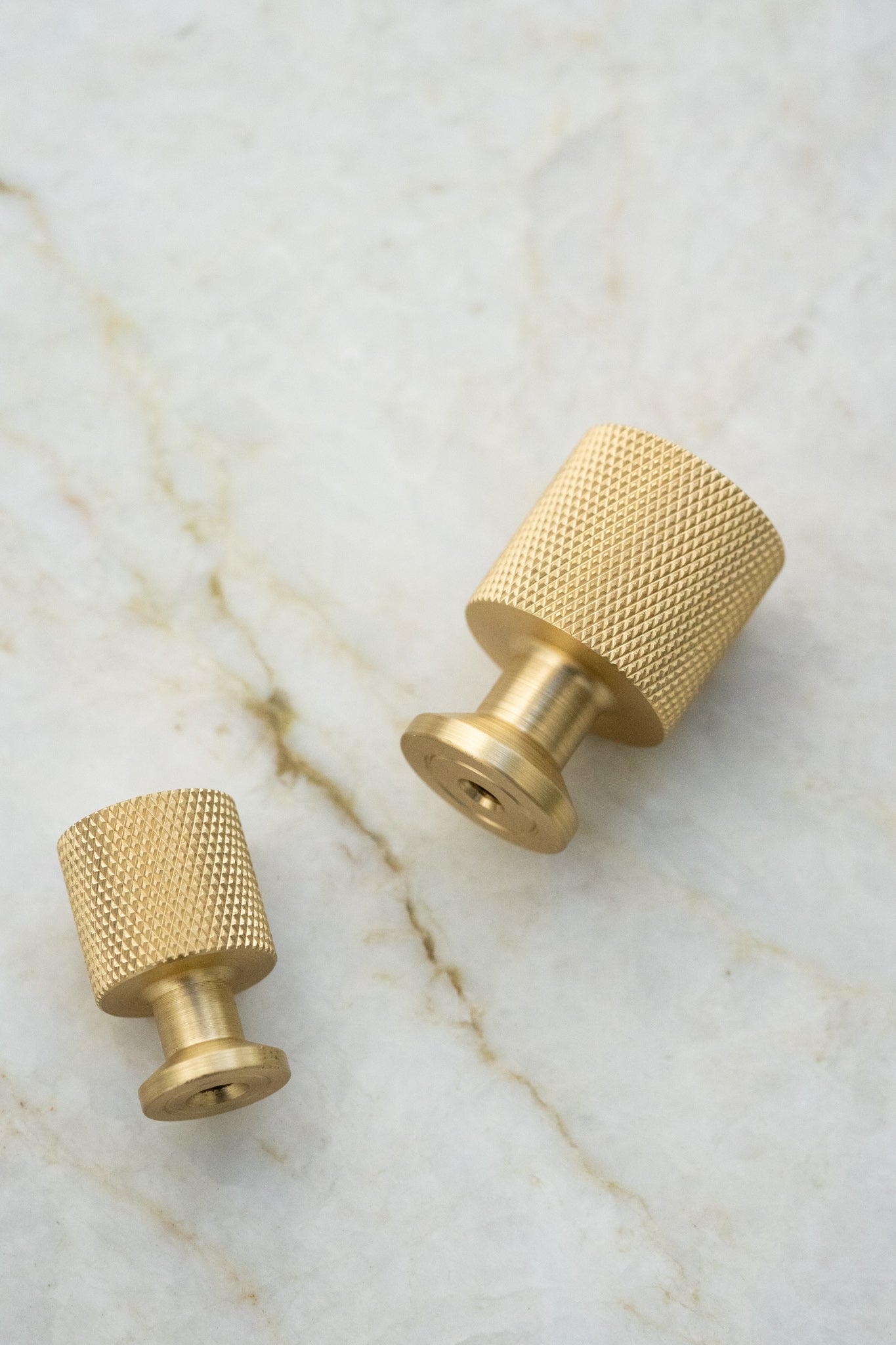 Nyboder • Møbelknop med diamond cut, messing med lak