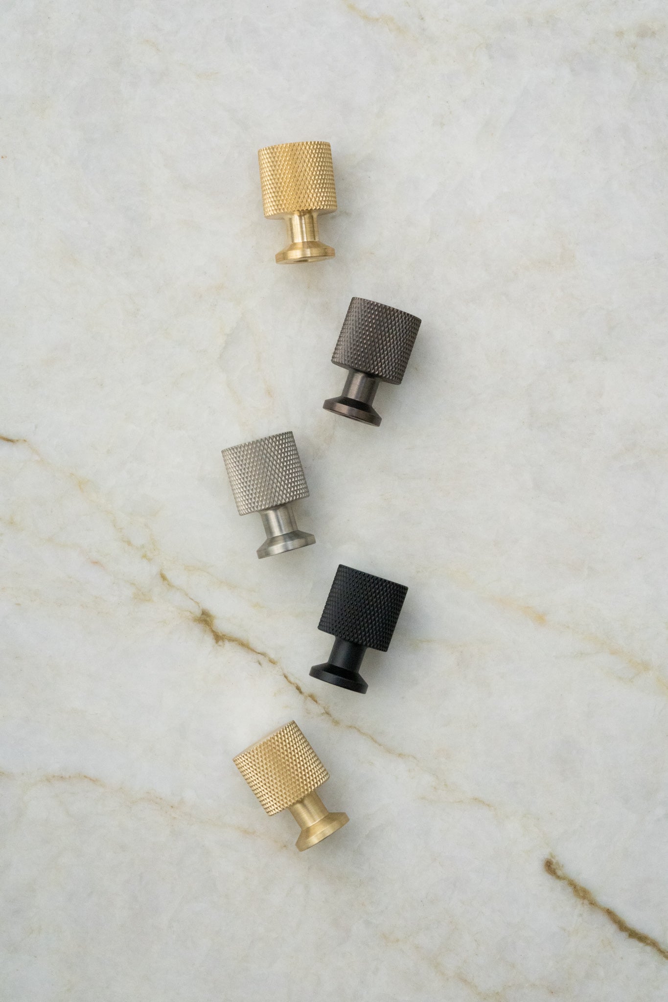 Nyboder • Møbelknop med diamond cut, messing med lak