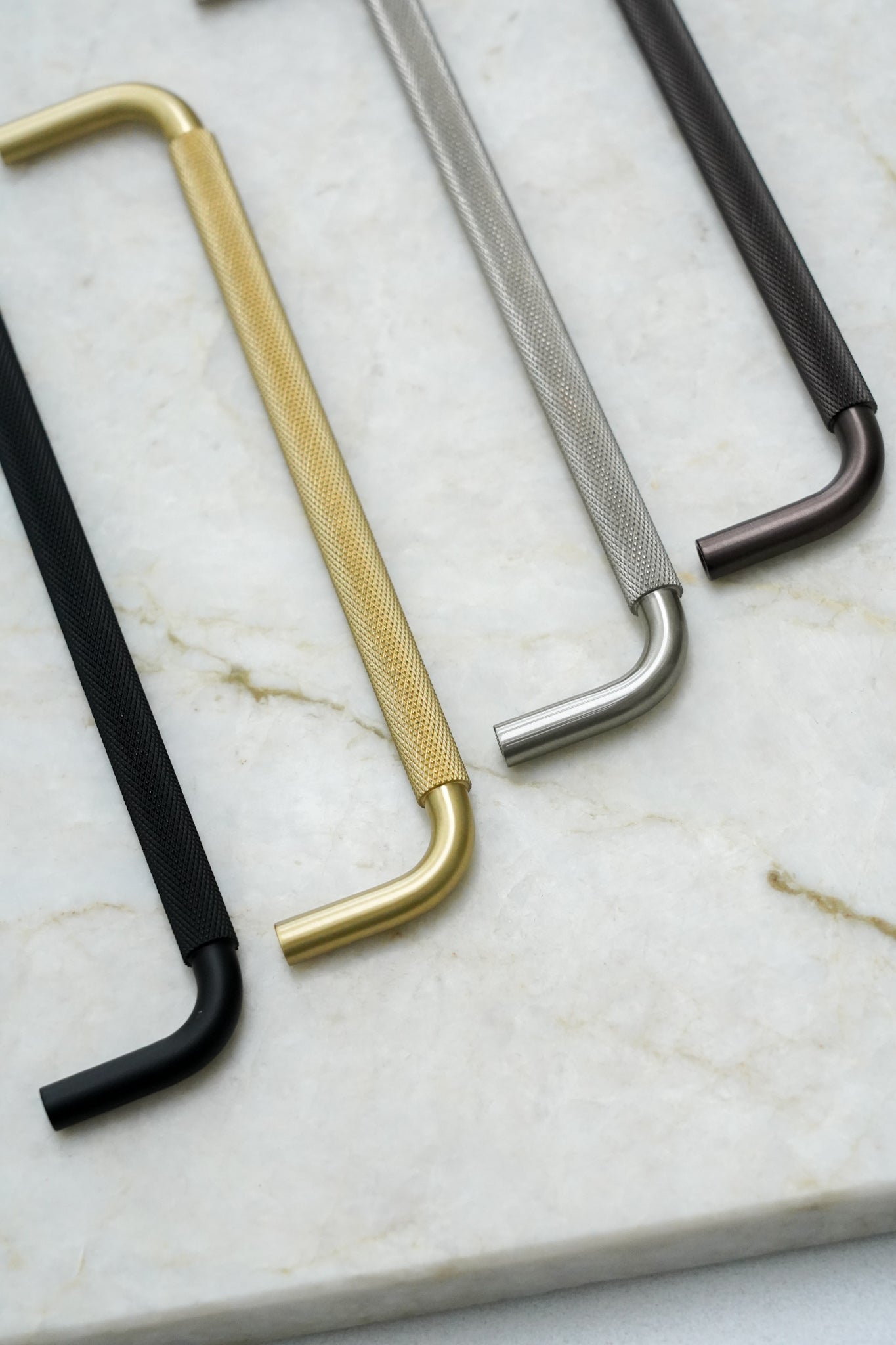 Østerbro • Køkkengreb med diamond cut, bruneret messing