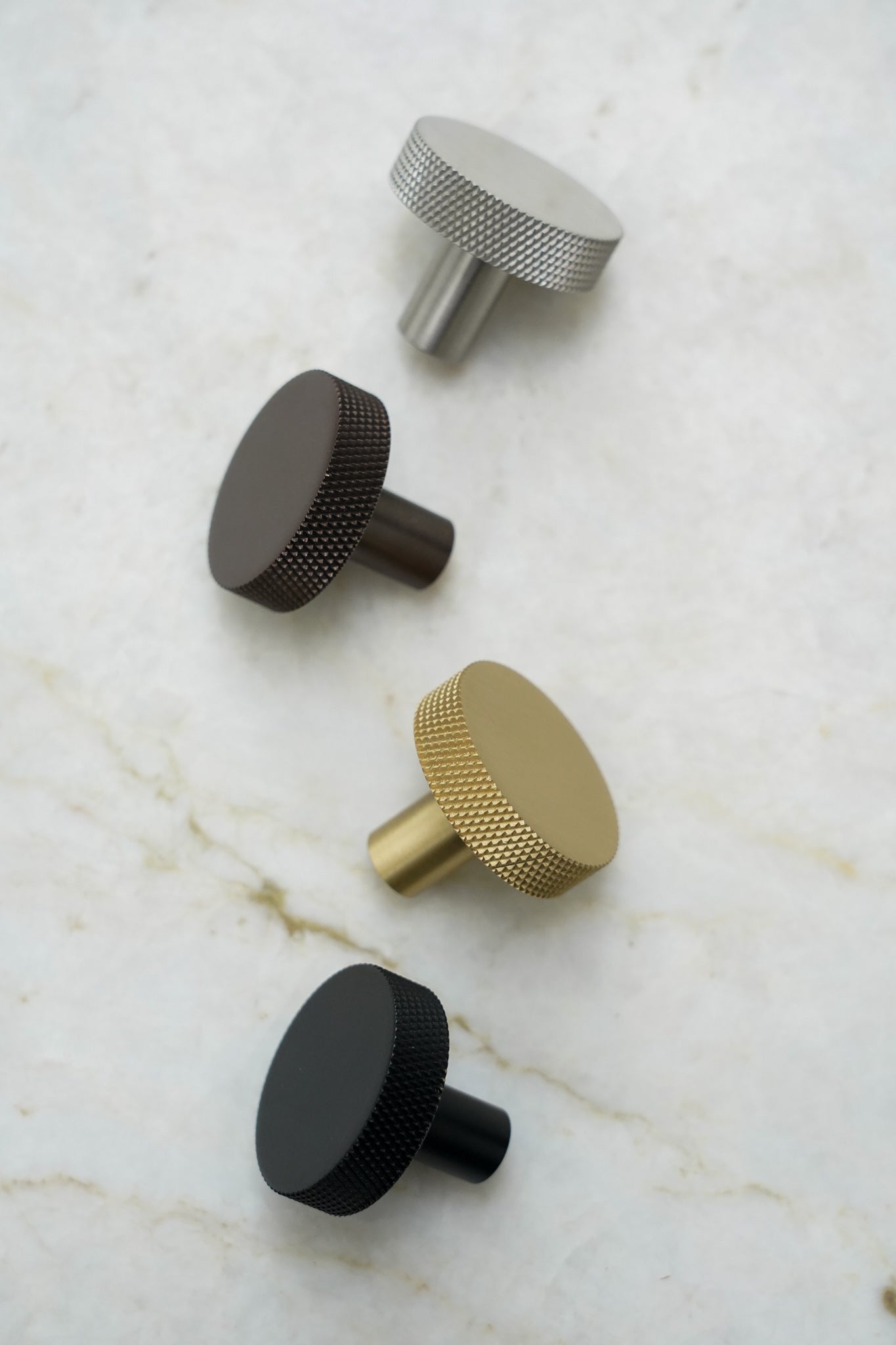 Østerbro - Möbelknopf aus gebürstetem, massivem Messing mit Lack und mit Diamantschliff