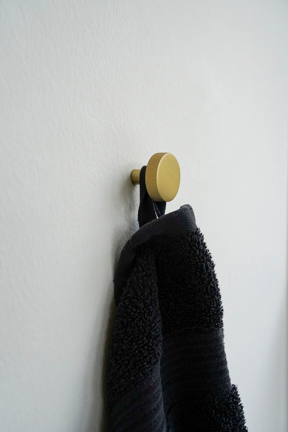 Østerbro - Möbelknopf aus gebürstetem, massivem Messing mit Lack und mit Diamantschliff