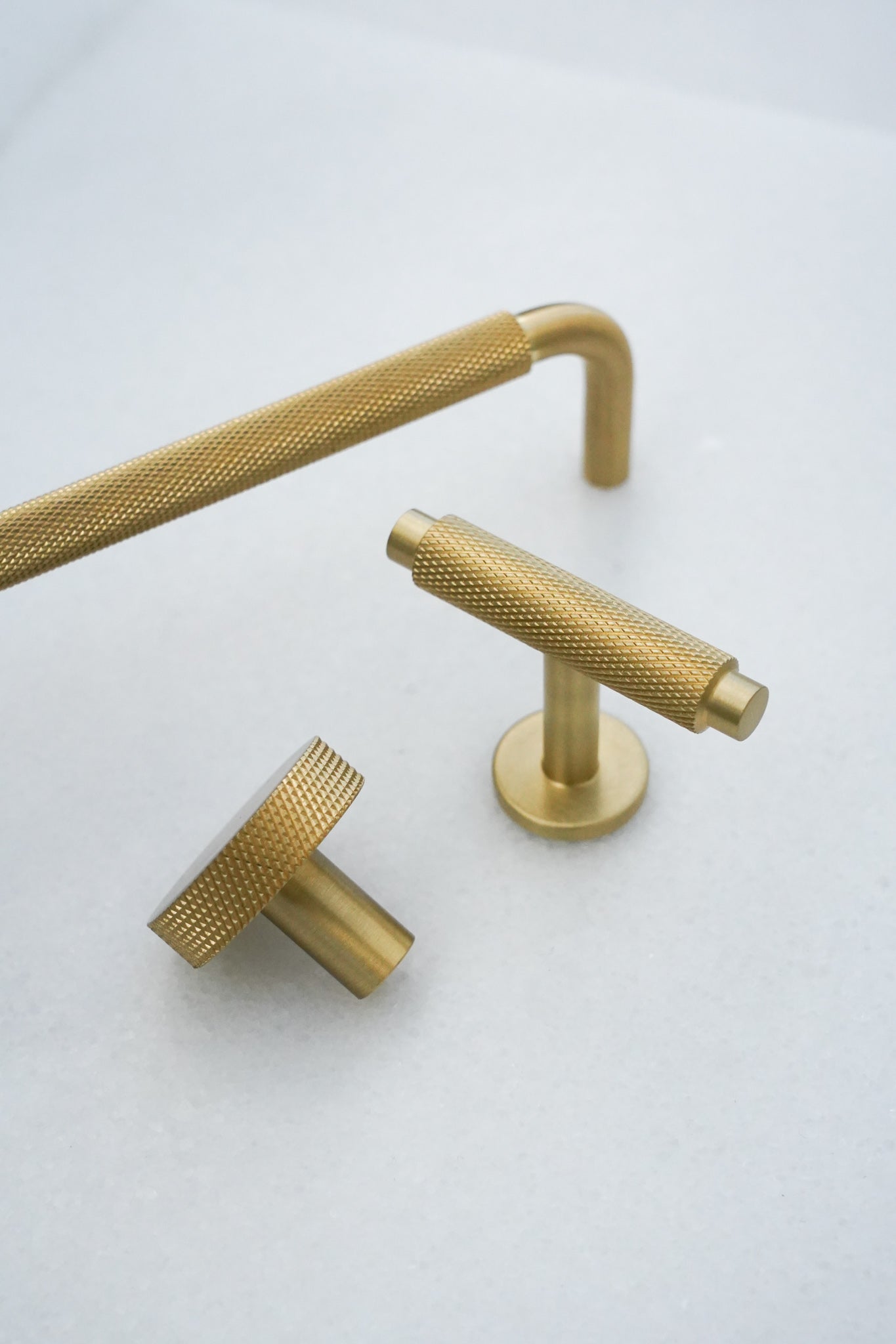 Østerbro - Möbelknopf aus gebürstetem, massivem Messing ohne Lackierung und mit Diamantschliff