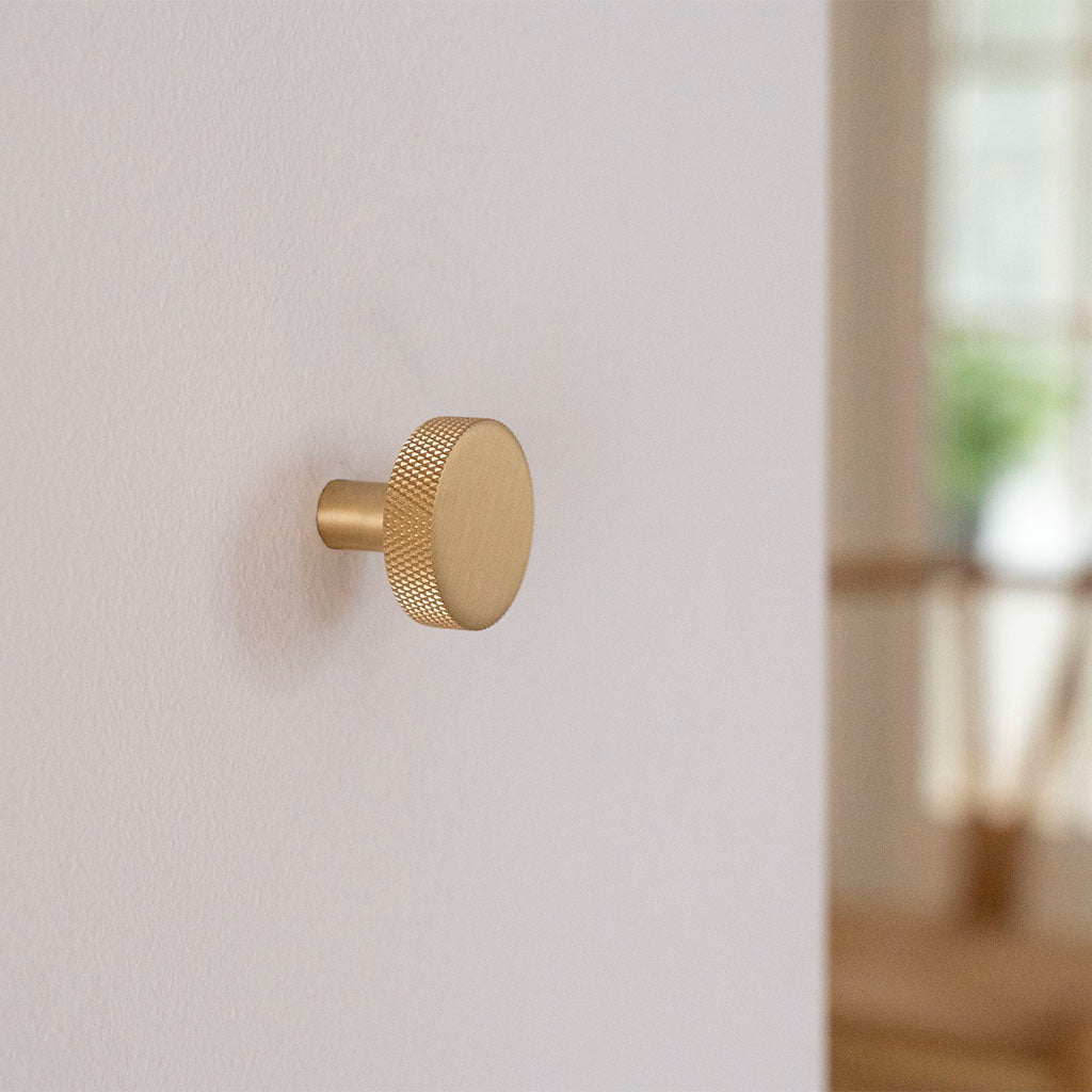 Østerbro - Möbelknopf aus gebürstetem, massivem Messing ohne Lackierung und mit Diamantschliff