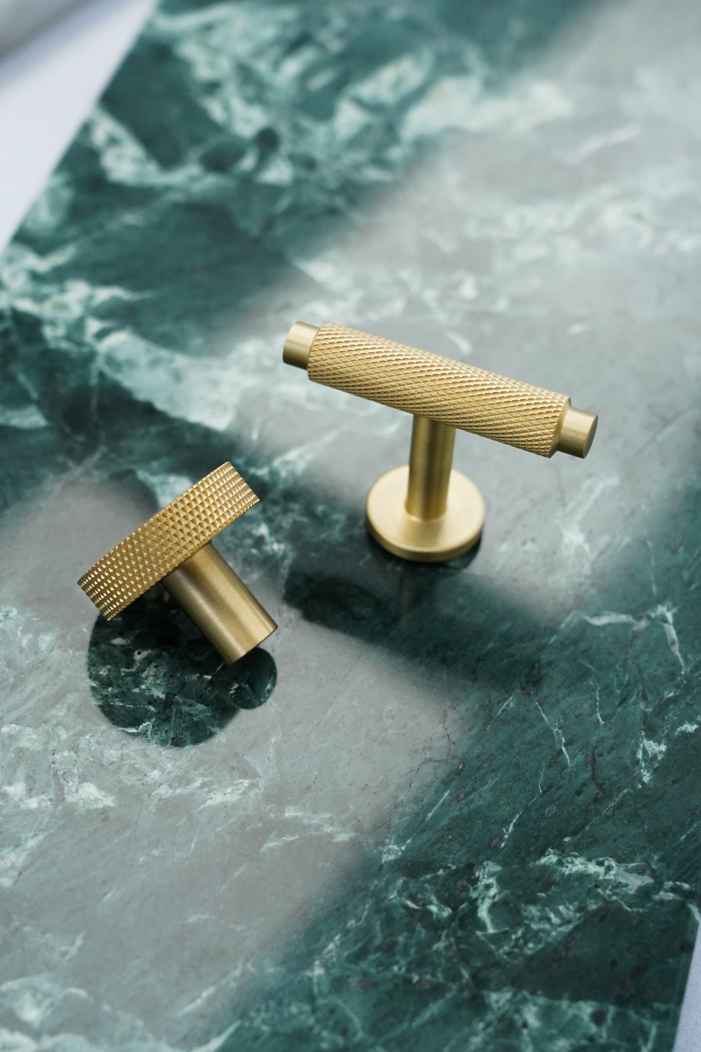 Østerbro - Möbelknopf aus gebürstetem, massivem Messing ohne Lackierung und mit Diamantschliff