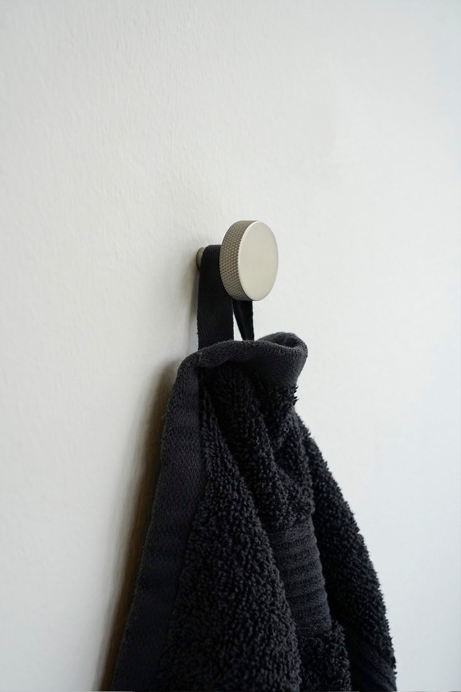 Østerbro - Möbelknopf aus Messing in Edelstahloptik mit Diamantschliff