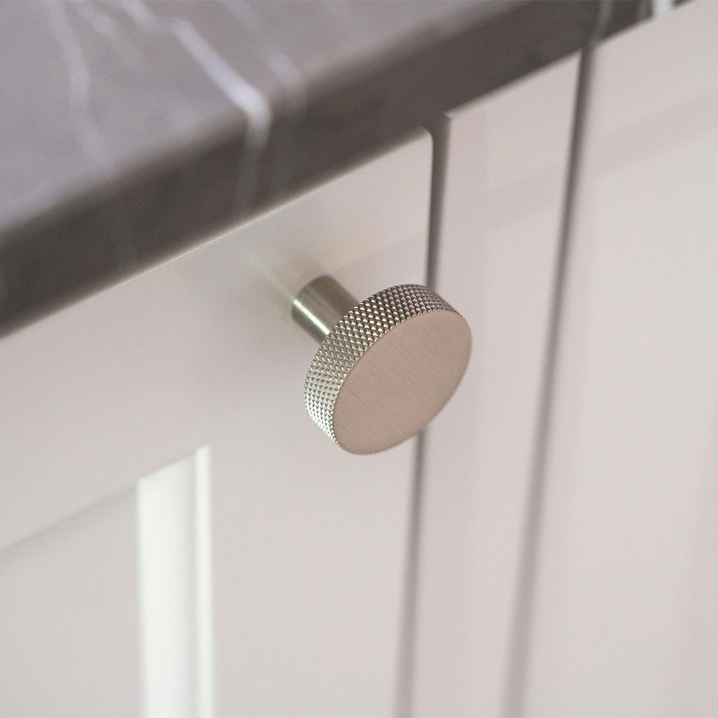 Østerbro - Möbelknopf aus Messing in Edelstahloptik mit Diamantschliff